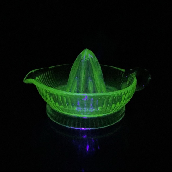 Vintage (1930s) Green Uranium Vaseline Depression Glass Citrus Reamer Juicer - Picture 2 of 6